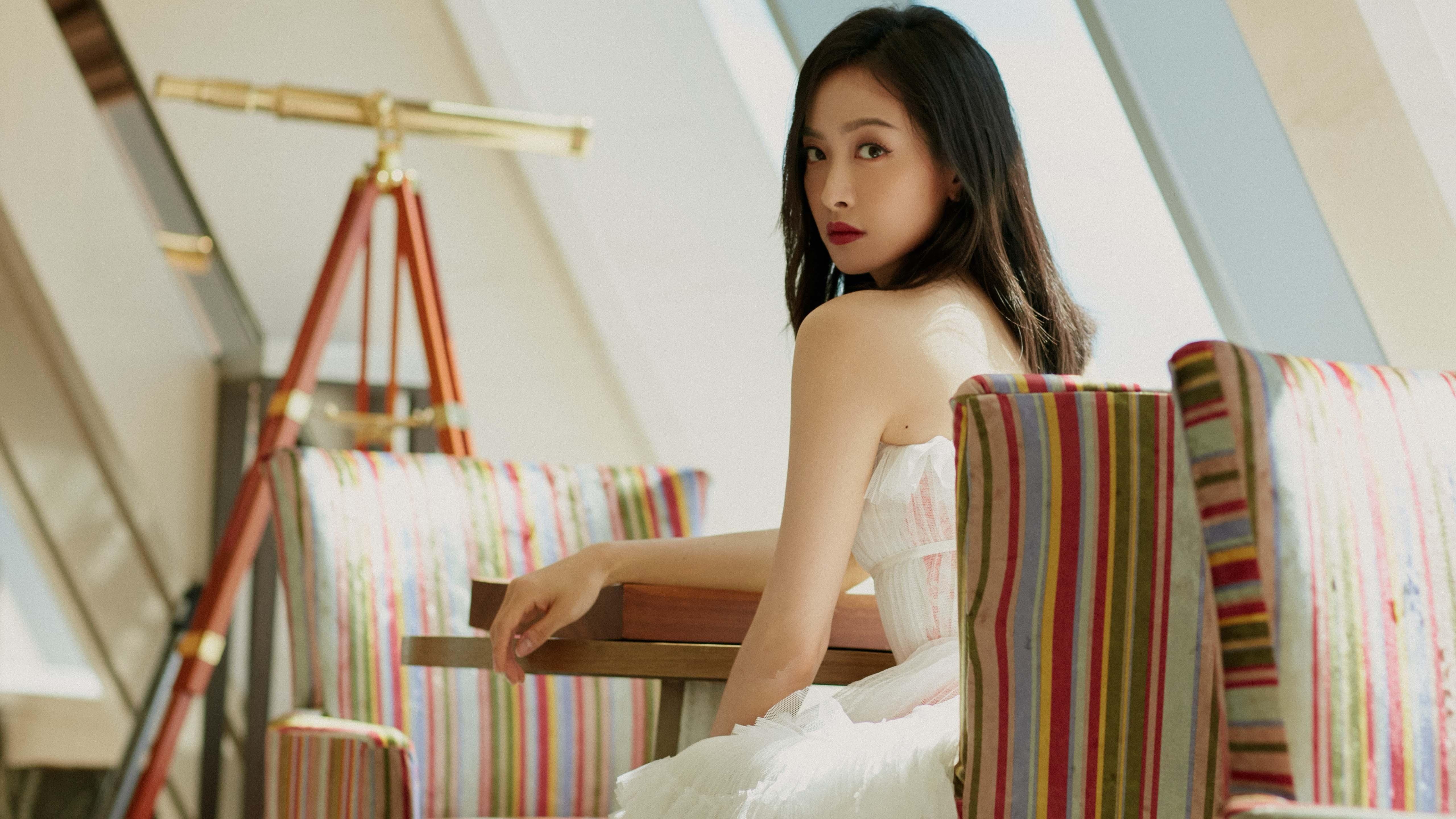 九游电脑版-德国马术队在2024年欧洲三项赛锦标赛中以“Team Spirit”马匹获得团体银牌，展现强大实力。